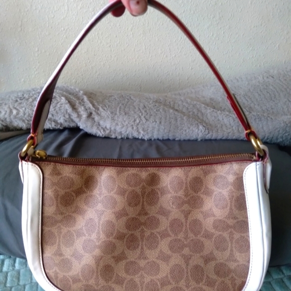 SOLD! Coach Sutton Signature Shoulder Bag (52577) - Picture 8 of 9
